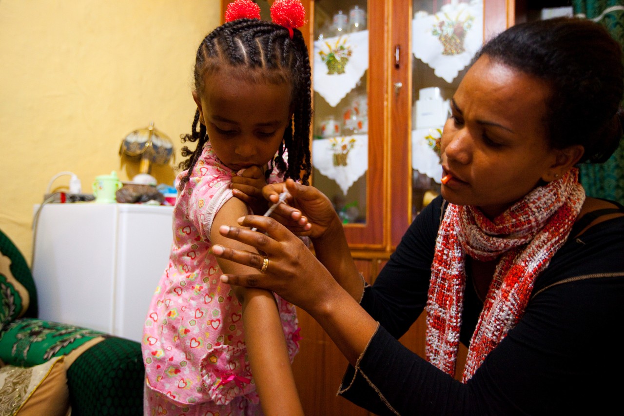 Саба Самуэль с мамой. Саба живет в Эфиопии, у него сахарный диабет 1-го типа.
